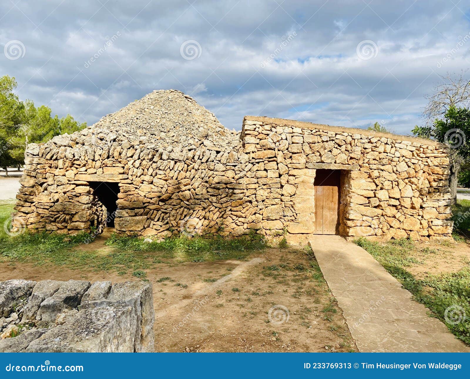barraca, dry-stone built shepherdÃ¢â¬â¢s hut, mallorca, baleares, spain